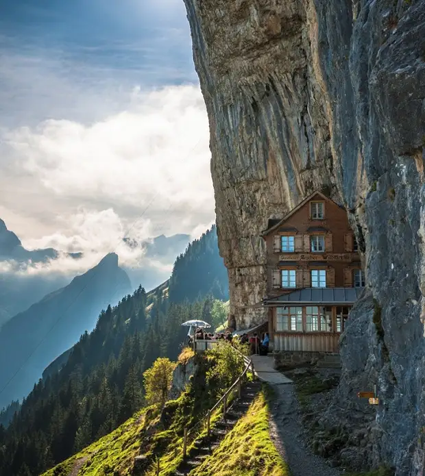 Попасть в такой отель можно по канатной дороге или туристическими тропами (Отель Аscher Cliff).