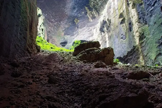 Пещера, где добывают ласточкины гнезда