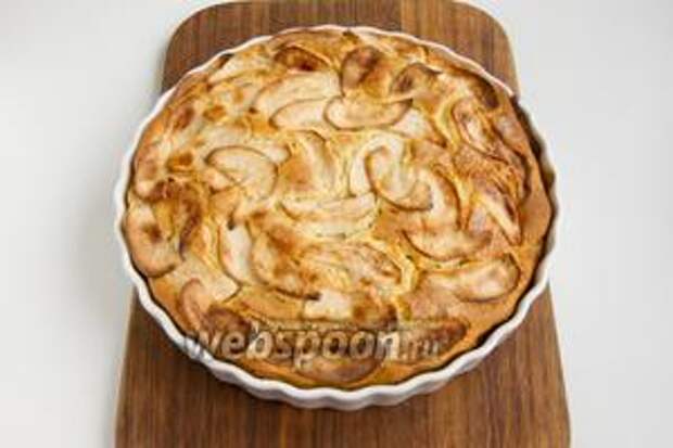 Выпекать пирог нужно в духовке, предварительно разогретой до 190°С, в течение 40-50 минут. Яблоки должны подрумяниться. Готовый пирог выньте и остудите.