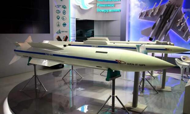Ракеты Р-37М интергрированы в систему вооружений Су-57 в 2020 году. Су-57 проектировался таким образом, чтобы использовать всю актуальную номенклатуру российского оружия для воздушных боёв и большинство авиационных ракет класса "воздух-поверхность" включая миниатюрную версию "Кинжала". Фото разработчика КБ "Вымпел".