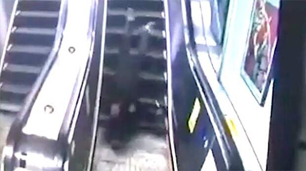 Страшные кадры: камера сняла, как пожилой мужчина почти минуту буквально кувыркался на эскалаторе