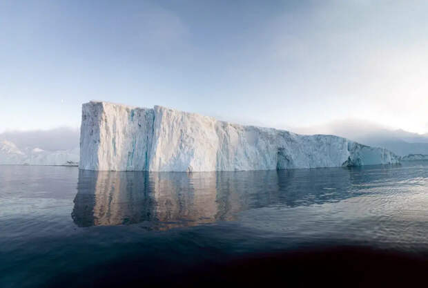 В Антарктиде обнаружили загадочные «черные саркофаги» и предупреждение на русском