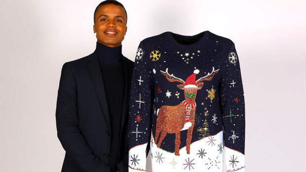 Художник продаст на аукционе рождественский свитер почти за 3 млн рублей