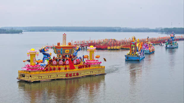 Драконы на воде: в Китае проходит фестиваль лодок, посвященный празднику Дуань-у