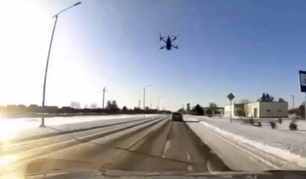 Дрон со взрывчаткой врезался в автомобиль