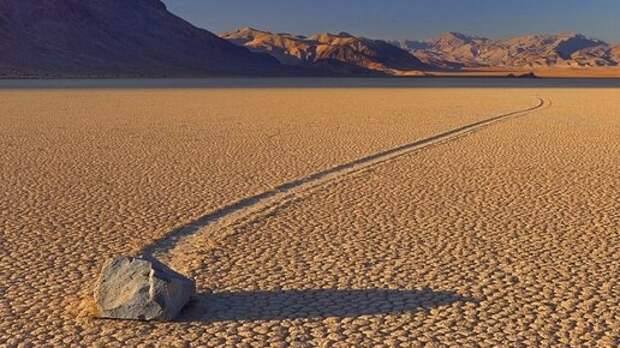 Феномен движущихся камней озера Рейстрэк-Плайя