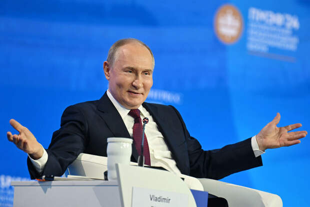 Путин назвал "своим упущением" факт отсутствия женщин-губернаторов в России