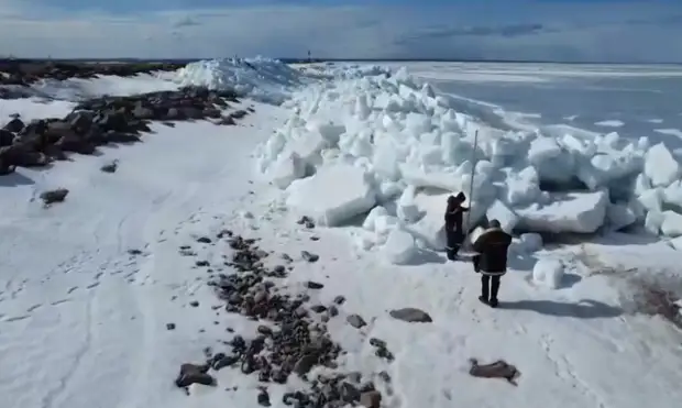 На берегу Финского залива образовались трехметровые навалы льда