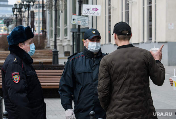 Пятнадцатый день вынужденных выходных из-за ситуации с CoVID-19. Екатеринбург, медицинская маска, полиция, проверка документов, маска на лицо, covid-19, covid19, полицейский в маске, коронавирус