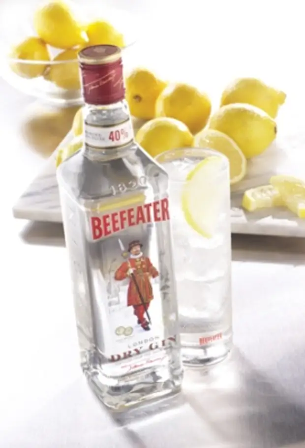 Я пил джин. Beefeater Джин. Джин тоник Бифитер. Алкоголь Beefeater. Джин алкоголь.