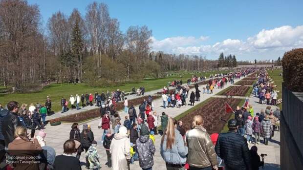 Реки народа с цветами: в Петербурге почтили память героев, отдавших жизнь за Родину