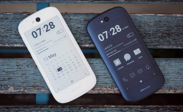 YotaPhone-3-1