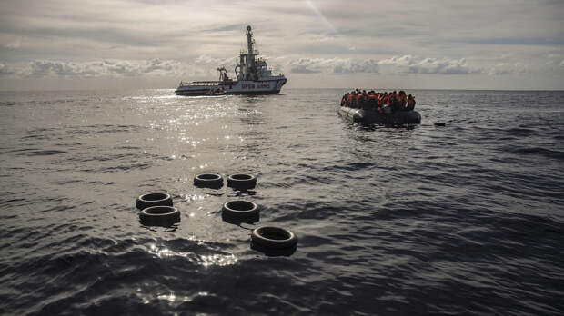 Лодка со спасенными мигрантами направляется к судну Open Arms в Средиземном море. 21 декабря 2018 - РИА Новости, 1920, 27.10.2021
