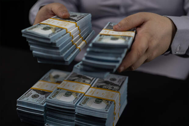 МВФ: доля доллара в мировых валютных резервах уменьшилась до рекордных 56,77%