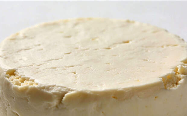 Домашний сыр по себестоимости ингредиентов: добавьте яйцо в кипящее молоко и немного подождите