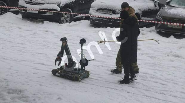 Робот-сапер возле бизнес-центра 