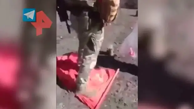 Солдаты ВСУ встали ногами на Знамя Победы на глазах у пенсионерки