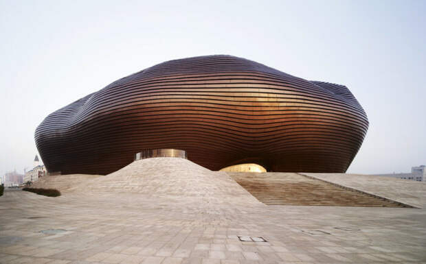 С одной стороны здание Музея стало продолжением песчаных дюн пустыни (Ordos Art & City Museum, Внутренняя Монголия). | Фото: parametric-architecture.com.