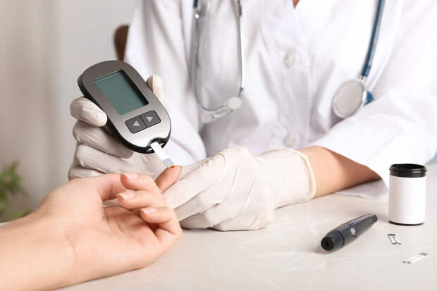 Биолог Москалев: постоянно высокий сахар способствует развитию деменции