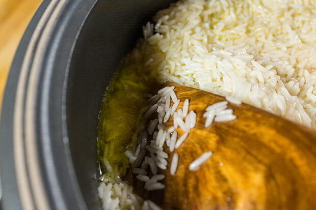 Рис нельзя мешать во время приготовления.