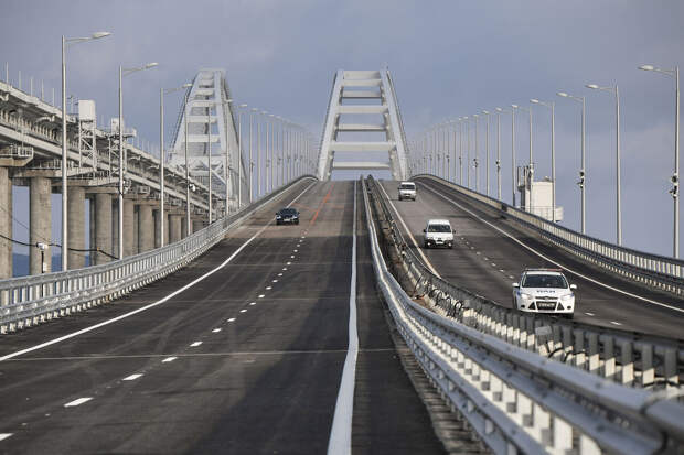 Крымский мост перекрыли по неизвестной причине