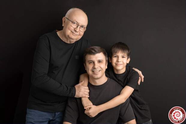 Семья Фроловых попала в Книгу рекордов РФ — все мужчины родились в один день