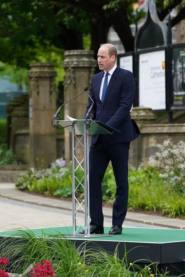 Принц Уильям и Кейт Миддлтон в платье-пальто открыли мемориал в Манчестере
