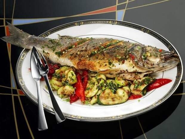 Невероятно вкусный сибас на гриле. \ Фото: 1000.menu.