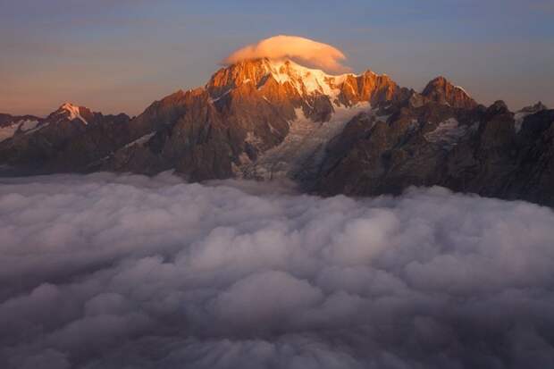 Монблан (4810 м) "с шапочкой" на границе Франции и Италии горы, красиво, небо, облака, природа, творчество, фото, фотограф