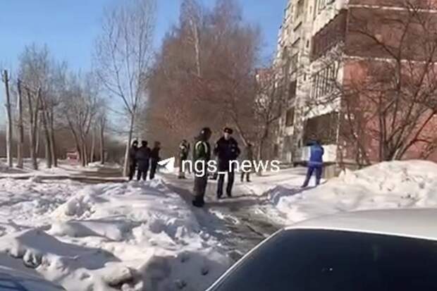 Россиянин с ружьем взял заложников в квартире жилого дома