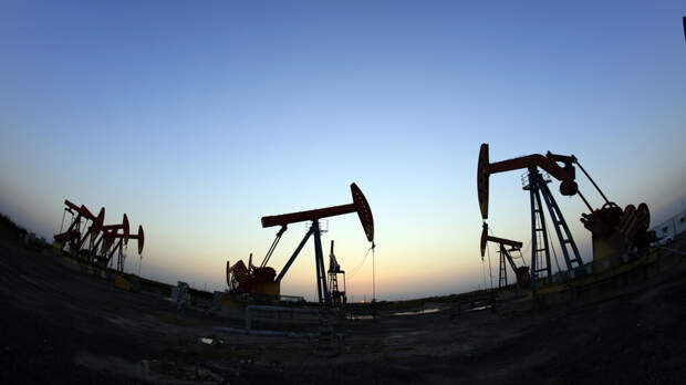 Аналитик Соболев: нефть может подешеветь до $80 на фоне переговоров США и Ирана