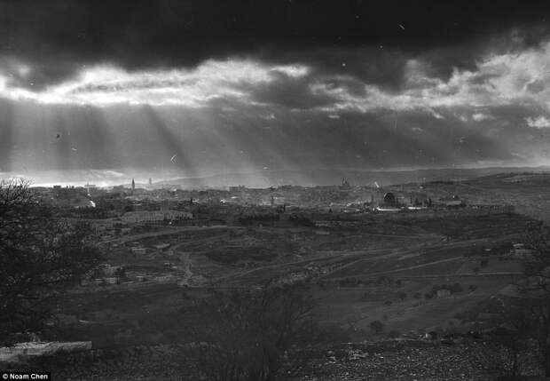 Некоторые вещи никогда не меняются: лучи света над Старым городом в 1942 году (слева) и в наши дни (справа) Израиль, архивные фотографии, иерусалим, история, прошлое и настоящее, сравнение, тогда и сейчас, тогда и сегодня