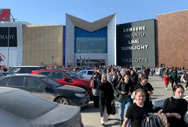 Из крупнейшего ТЦ Симферополя эвакуировали людей