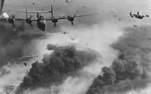 B-24D&apos;s_fly_over_Polesti_during_World_War_II