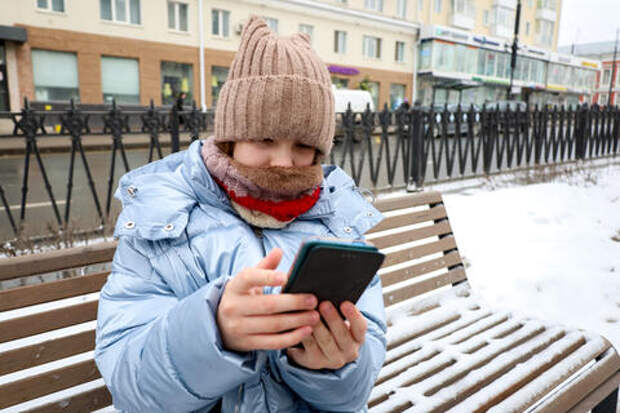 Школьники начали получать видео с людьми в форме ВСУ и угрозами ракетных ударов