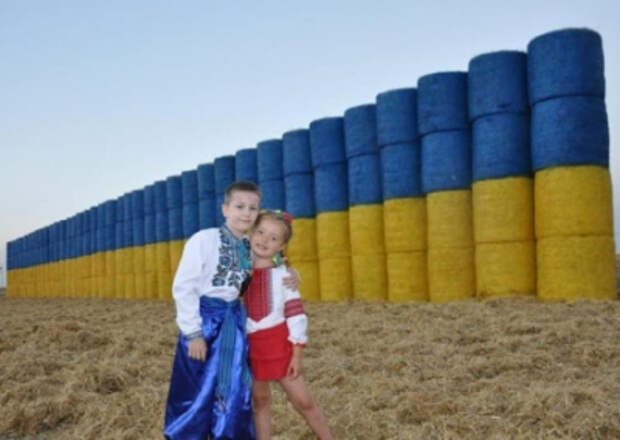 На Западной Украине установлен очередной рекорд: 52-метровый флаг Украины из соломы