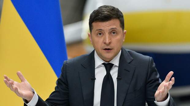 Президент Украины Владимир Зеленский во время пресс-конференции по итогам двух лет пребывания в должности главы государства на территории авиационного завода Антонов Президент Украины Владимир Зеленский во время пресс-конференции по итогам двух лет пребывания в должности главы государства на территории авиационного завода Антонов - РИА Новости, 1920, 25.05.2021