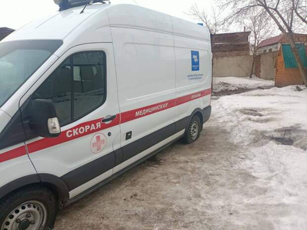 В Красноярском крае в городе Шарыпово 44-летний водитель в одном из дворов не давал проехать машине скорой помощи. В какой-то момент он вышел из машины с ножом в руках и стал угрожать медработникам. Затем он повредил окна «скорой» и порезал на ней три колеса.