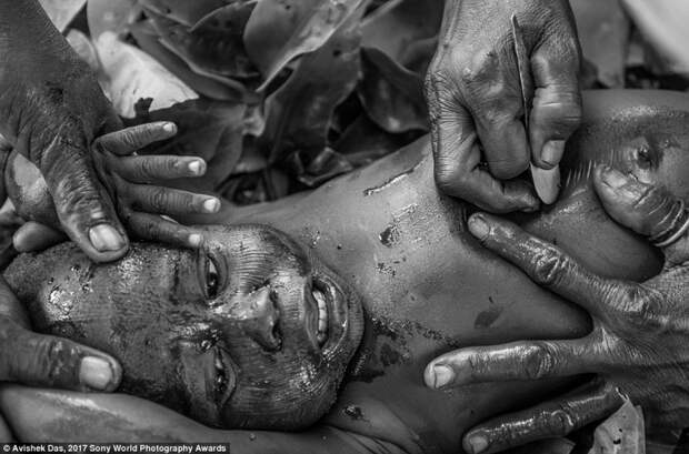 2-летний мальчик во время болезненной церемонии шрамирования, Бенин, Западная Африка в мире, дети, жизнь