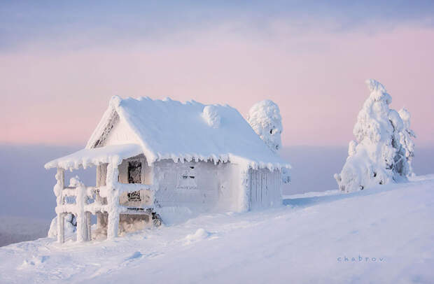 Домики, затерявшиеся в снегу