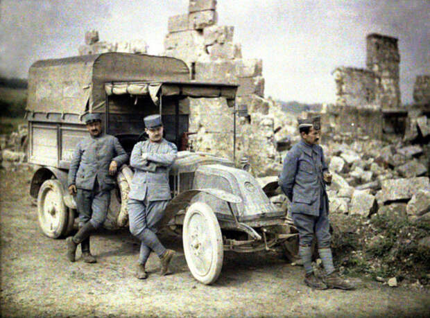 Французы возле военного грузовика, 1917 год. | Фото: visualhistory.livejournal.com.