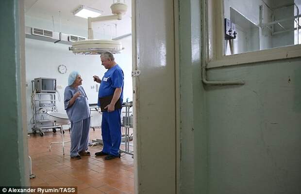 Ей вот-вот стукнет 90, но она по-прежнему оперирует четырех пациентов в день