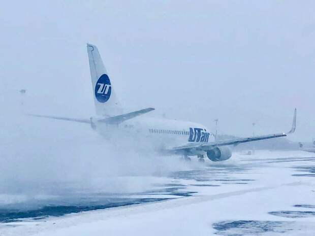 Аэропорт Магадана приостановил работу почти на сутки из-за непогоды