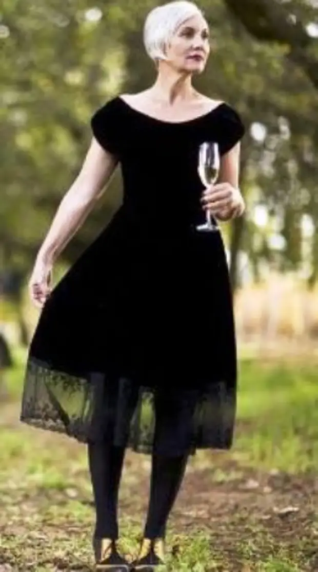 Маленькое черное платье для женщины 50 лет