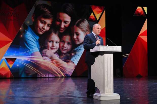 Мурат Кумпилов поздравил женщин Адыгеи с наступающим Днём матери