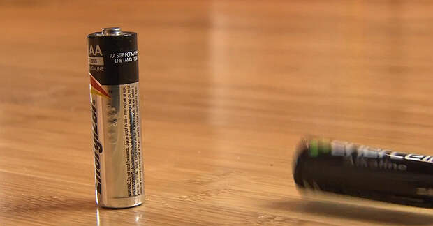 Как за несколько секунд проверить заряжена ли батарейка? Всего одно движение