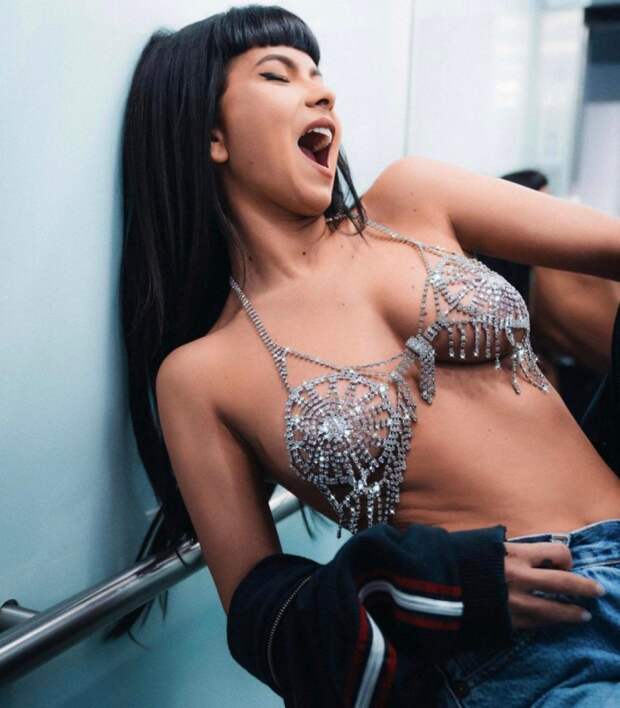 Underboob: девушки с полуобнаженной грудью