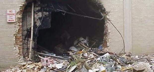 Место взрыва ракеты в здании Пентагона
