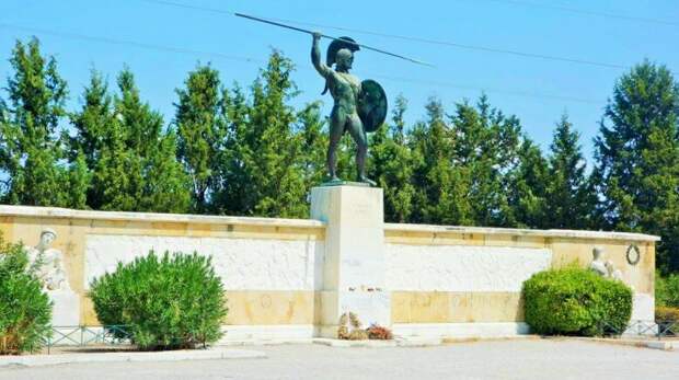 Памятник-монумент спартанскому царю Леониду. Установлен в 1950 г. 