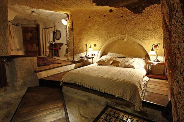Уютная спальня в каменном отеле Fairy Chimney Inn(Турция).